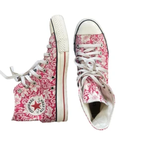 Blommiga converse  - Röda vintage converse med vita blommor 🌹 Supernajs skor med unikt mönster, tyvärr lite stora på mig.  Storlek 39,5 men lite små i storleken så skulle säga 38,5 eller 39. 