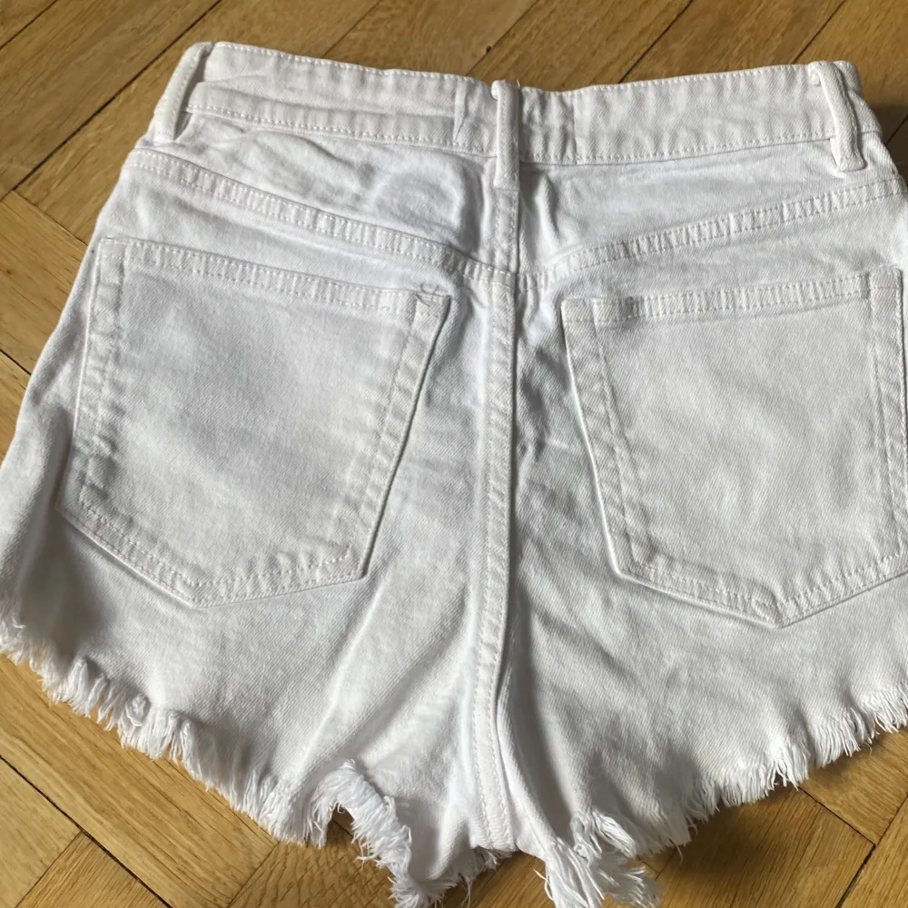 Säljer ett par oanvända jeans shorts från zara !💕. Shorts.