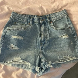Jeans shorts  - Säljer dessa jeans shorts för att dom är för stora för mig! 