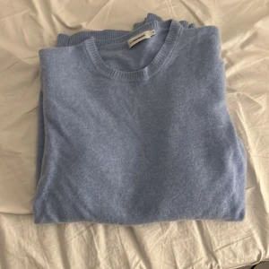 J.Lindeberg Tröja - Säljer nu denna super fina o snygga tröjan, tröjan är i toppskick o materialet är som nytt, tröjan är i 70% merinoull och 30% cashmere.  Skick:9/10 