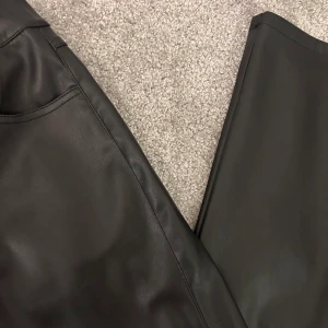 Läder/skinn byxor  - Trendiga läder/skinnbyxor, storlek 36/S köpta från bikbok!💕knappt använda 