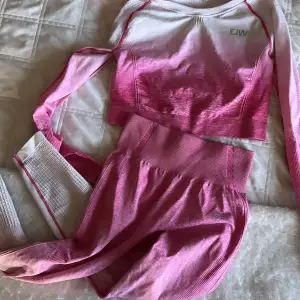 I can I Will tränings set i rosa. Bara tröjan kostar 200kr och bara byxorna kostar 300kr men man kan få båda för 400kr 
