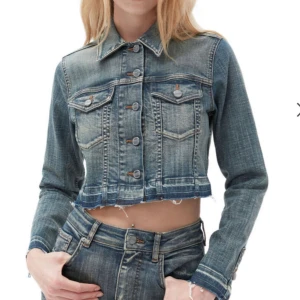 GANNI jeansjacka - Jeansjacka från Ganni i storlek 36/S. Använd en gång så i nyskick. Nypris i butik 2796:- 🌸