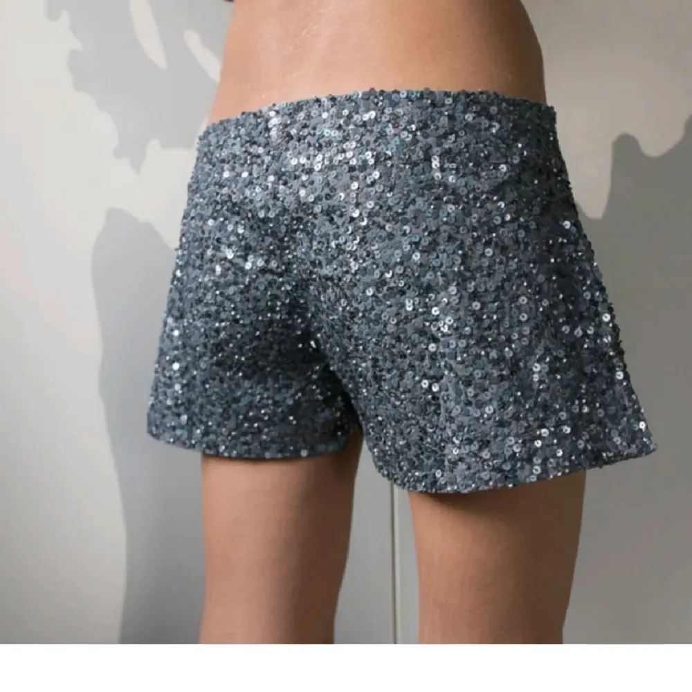 Säljer dessa skit snygga glitter shorts, perfekt till sommaren💕. Shorts.