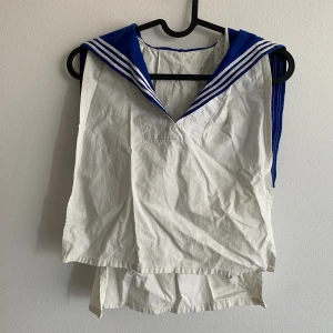 Äkta skepparkrage  - För nya och gamla pandor / popare :) Äkta skepparkrage från min tid som popsnöre. Har använts mycket och har typ en liten färgfläck längst bak men jag tycker det adderar till charmen tbh. 🥲 Säljer för att jag är tråkig vuxen nu. 