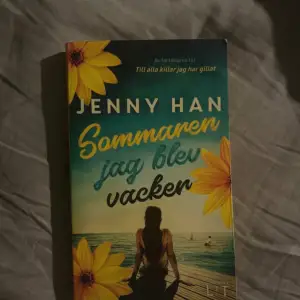 Första boken i serien ”sommaren jag blev vacker” lite små märken men inga större skador på boken, värd att läsa! 💕