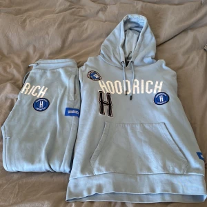 Hoodrich set ljusblå - Säljer denhär tracksuiten för den tar ba plats i garderoben, jätteskön är den o om man ba vill ha tröjan så löser de sig eller bara byxorna också ni fattar.  skriv om ni har frågor eller bilder de e ba o skriva!