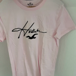 Hollister topp - Säljer en oanvänd super fin Hollister till-shirt🌸