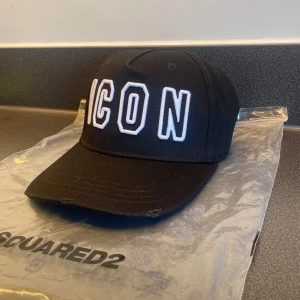 DSQUARED2 KEPS  - Helt ny dSquared2 keps // ds, aldrig använd // Nypris i butik: 2800 kr // Pris: 900 kr, jag bjuder på spårbar frakt // Varje plagg går igenom en noga undersökning för att säkerställa varsnas äkthet // 100+ omdömen 