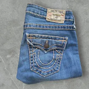 BILLY SUPER T fat stitch lowwaist lätt utsvängda true religion jeans 😻 hon i bilden är 176cm lång - mått: midja 37cm, innerbenslängd 82cm