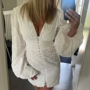 Adoore klänning - Jättefin Vit långärmad modell från Adoore 😍Perfekt till student och sommaren!! Aldrig använd Stl 34 ✨ 