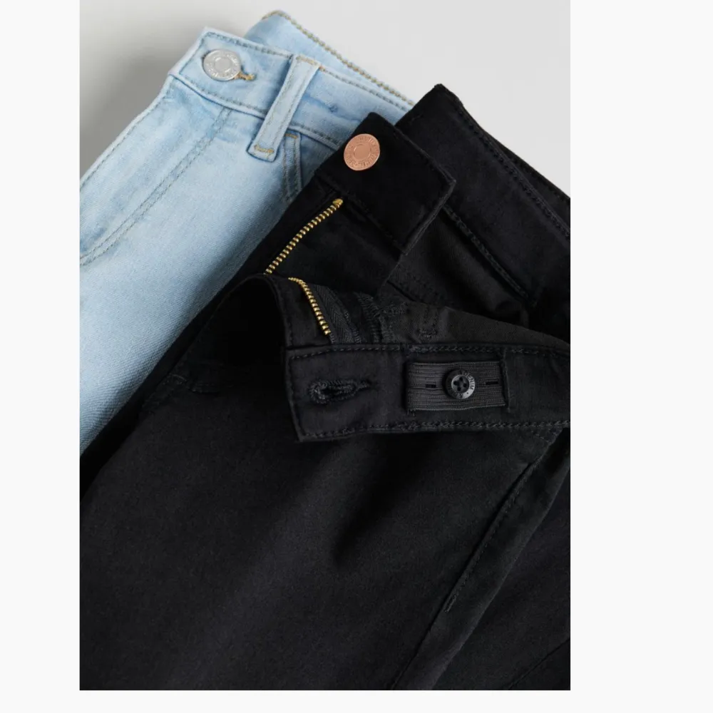 Säljer dessa bootcut jeans som jag köpte från HM ett tag sedan men har inte fått andvändning av dem. Dem är i storlek 158 men passar mig som bär xs/s vanligtvis. (Slutsålda på hm hemsida)   Tsm-550 Enskild-300. Jeans & Byxor.