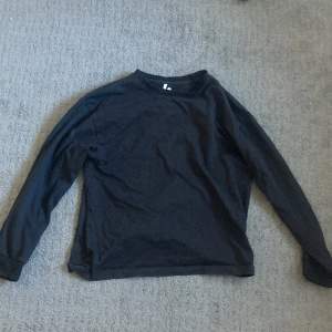 Tja säljer min sweatshirt från harluat appareal med en najs backprint, passar S/xs 