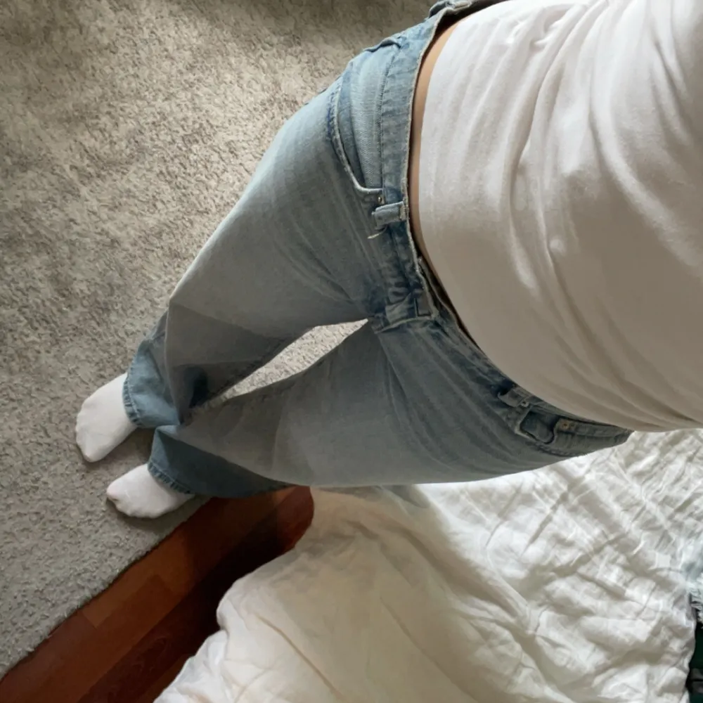 Raka lågmidjade jeans från Gina Tricot🤍 Helt i nyskick!! Går bra att trycka på köp nu🫶🏻. Jeans & Byxor.