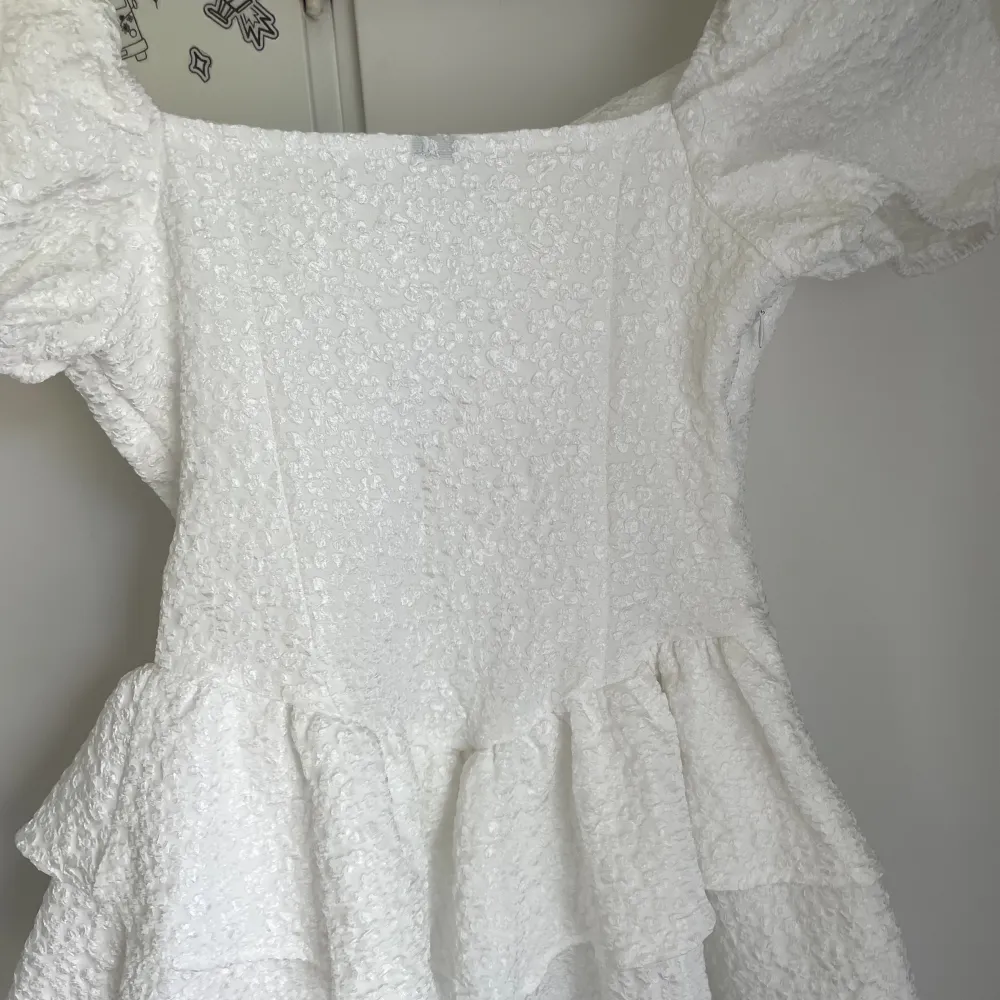 Supersöt vit klänning med korsett design<3 superbra kvalitet men kommer aldrig till användning då den är lite liten för mig. Går bra att trycka på köp nu🫶🏻. Klänningar.
