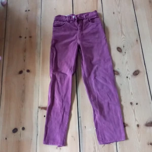 Rosa/vinröda jeans - Vinröda jeans som jag köpt på second hand!✧⋆ ˚꒰  ⊹ ˚ . ☆~•°