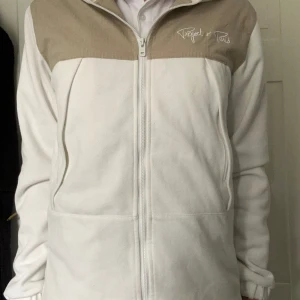 Limited edition Project X Paris full-Zip hoodi - Sick 7/10 saknar tråden till huvan och har 2 fläckar som enkelt kan tas bort i tvätten. Nypris 1199, säljer den för att jag inte gillar den längre. Vid frågor så är det bara att sicka till mig.