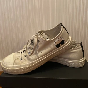 Coola Karl Lagerfeld sneakers - Säljer dessa assnygga Karl Lagerfeld sneakersena i modellen ”KAMPUS III”! Sitter som storlek 40 men är 41. Ganska Smutsiga men går säkert bort i tvättmaskin. Hål i ena hälen, skickar med lappen för! Säljes i befintligt skick då de använts flitigt. 