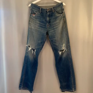 Vintage Bape / Bathing Ape Jeans - Ett par super coola Bape jeans från sena 2000 talet. Köpta för ungefär 2 år sedan direkt ifrån en säljare i Japan. Jeansen är väl använda (hål vid båda knäna och mycket heelbite) men fortfarande väldigt coola och användbara. Storlek: 32x32