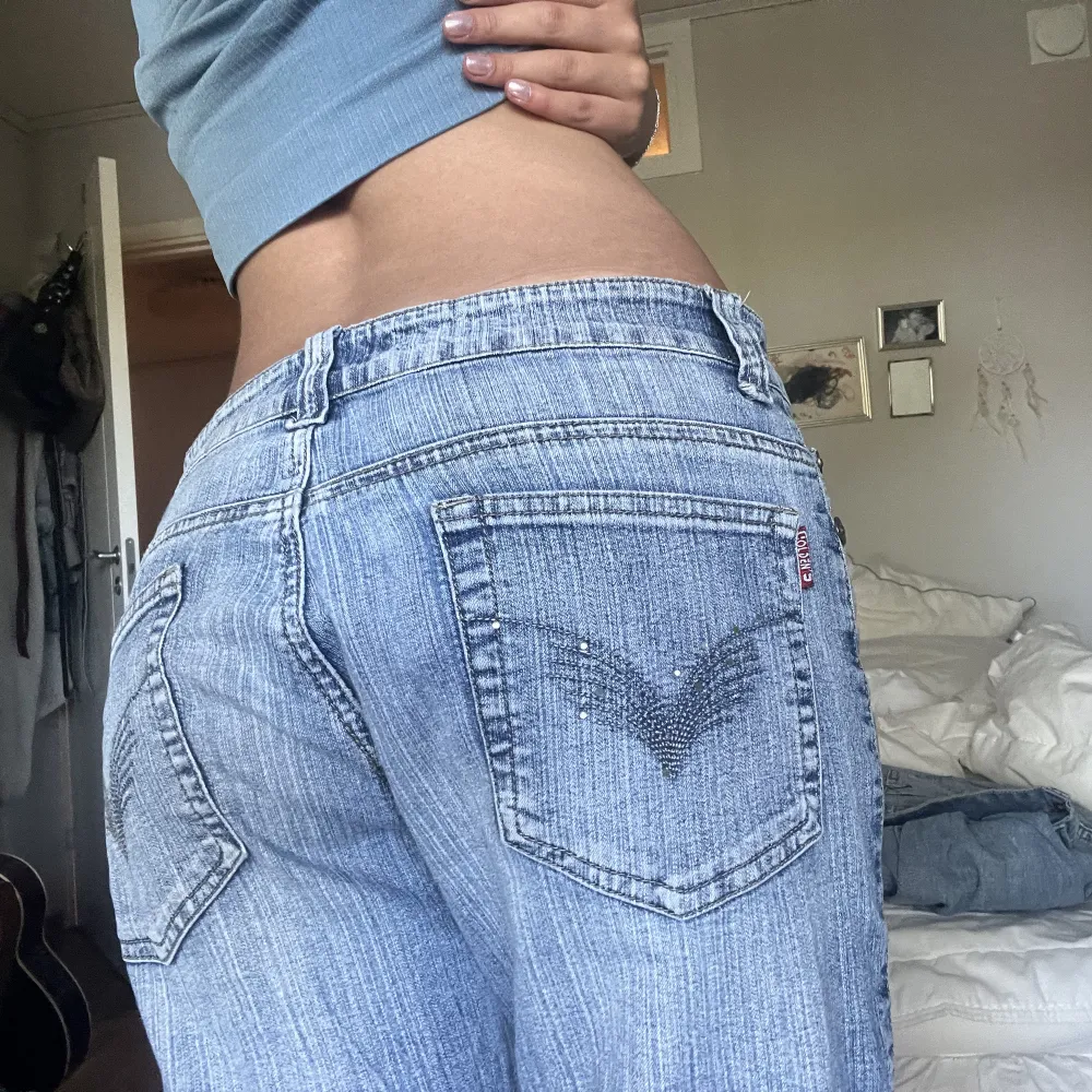 Super snygga lågmidjade jeans! Köpta second hand. Säljer då de är för stora och för korta, har sprättat upp sömmen längst ner. Är 170cm. Jeans & Byxor.
