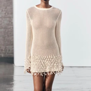 Vacker miniklänning/tunika från Zara. Ny med lappar! Strl small - Väldigt vacker miniklänning/ tunika från Zara med pärlor. Ny med lappar. Om du är strl small/36 så kommer den sitta som på bilden. Väldigt populär och slutsåld överallt.