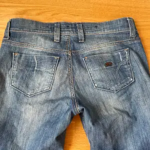 As snygga miss sixty jeans, dom är utsvängda och lågmidjade. Midjemåttet är 38cm och innerbenslängden är 83cm. Skriv om du undrar något💗