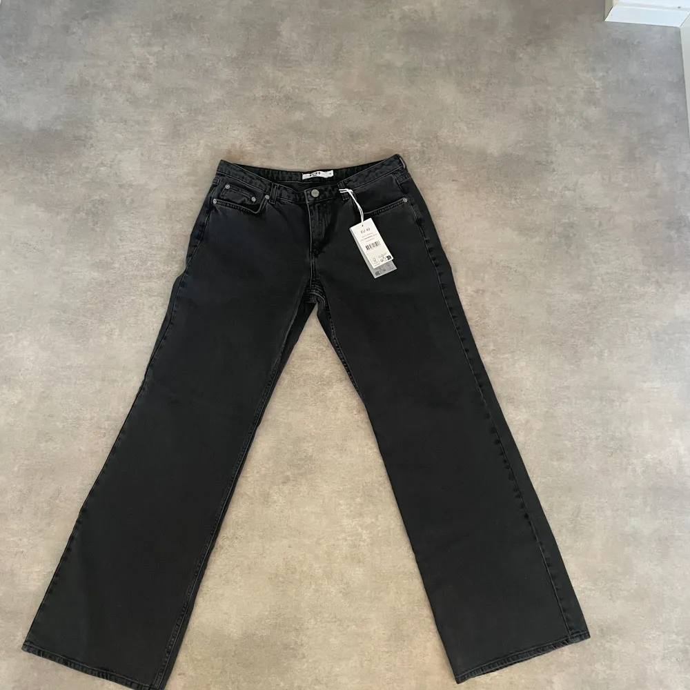 Jättesnygga straight jeans från NA-KD som tyvärr va lite stora, har vanligtvis storlek 34/36. Bra i längden för mig som är 175cm lång. Aldrig använda! Köparen står för frakten. Jeans & Byxor.