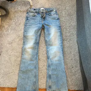Säljer nu mina ljusblåa Low waist bootcut jeans från Gina Tricot Young då de är för små för mig. De är i väldigt fint skick, inga defekter och använda fåtal gånger🤍Nypriset är 350kr mitt pris: 180kr