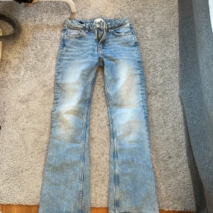 Gina Tricot Young jeans - Säljer nu mina ljusblåa Low waist bootcut jeans från Gina Tricot Young då de är för små för mig. De är i väldigt fint skick, inga defekter och använda fåtal gånger🤍Nypriset är 350kr mitt pris: 180kr