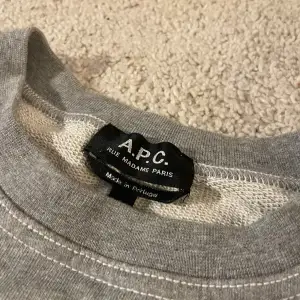 Säljer denna fina tröja från exklusiva märket APC
