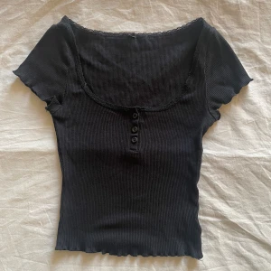 Sommartopp - Säljer denna tröja från HM då den är för liten