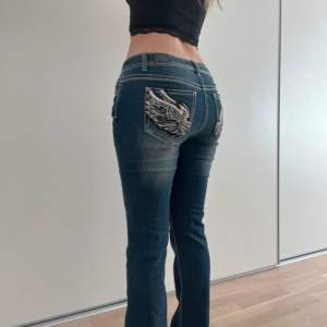 Jätte snygga bootcut jeans med jätte snygga ficko Bra skick 💕 Kom priv för mer info ❤️ Passar någon 170-178 cm Storlek 38-40