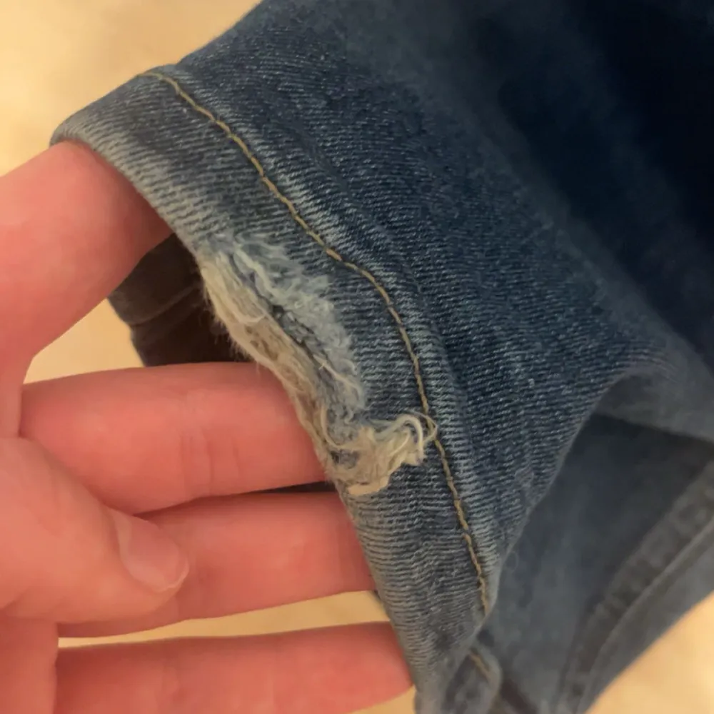 Säljer dessa fina jeans ifrån lager 157. Dom är lite slitna nertill pågrund av att dom är lite för långa för mig. Jag är 166 cm för referens 💕. Jeans & Byxor.