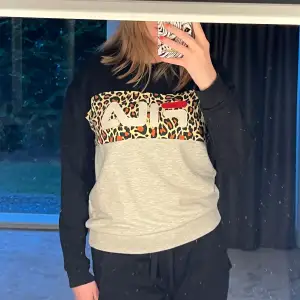 En Fila tröja med leopard print i storlek S. Den är i fint schick😊 Hör av dig vid intresse eller frågor🥰