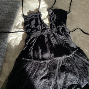 Klänning  - Helt oanvänd klänning med öppen rygg, storlek S💗