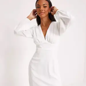 Säljer denna vita klänningen som jag endast använt en gång så den är som ny!💕
