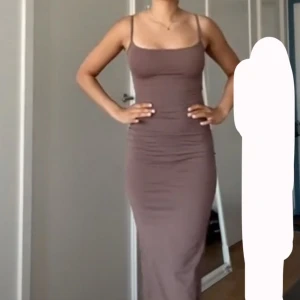 Gina Tricot klänning - Säljer min skimslikanade klänning från Gina Tricot!! Så snygg och perfekt till sommaren. Säljer då jag inte får användning av den😊 Den är stretchig så funkar till större storlekar