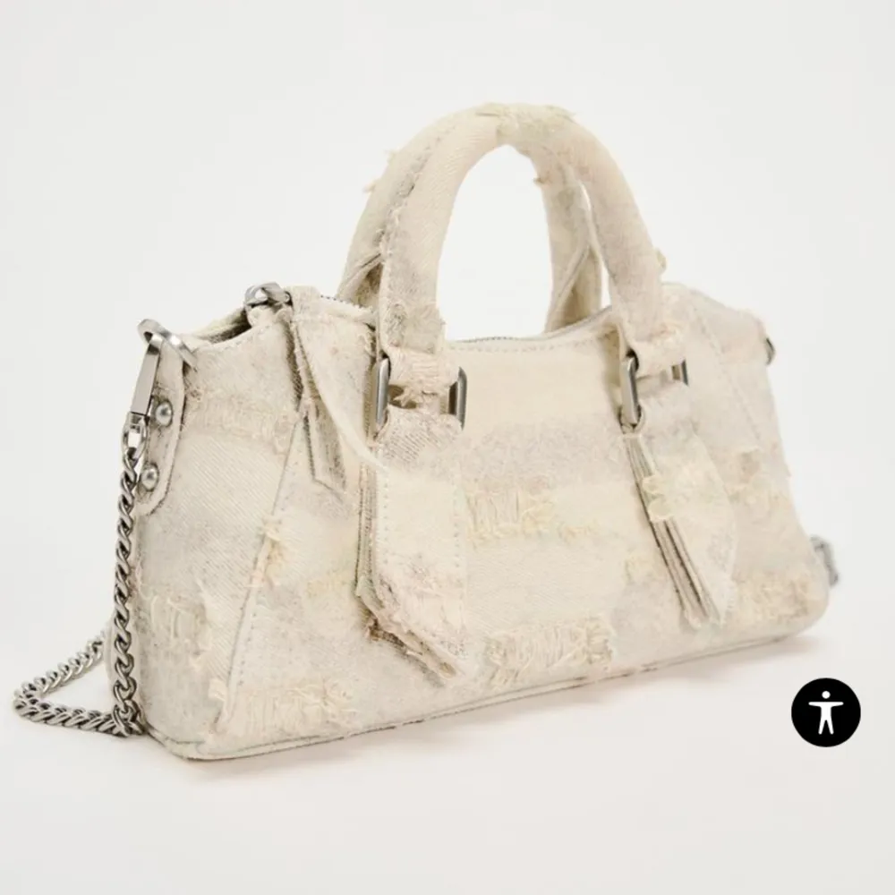 Helt ny väska från Zara! Aldrig använd med prislapparna kvar💕 Superfin och perfekt nu till sommaren💕. Väskor.