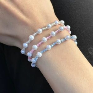 Armband - Hej, säljer dessa fina armband gjorda på glaspärlor och vaxpärlor. Finns i fler färger, det är bara och fråga om det är nån speciell färg du vill ha🤍 passar perfekt nu till sommaren 🤍