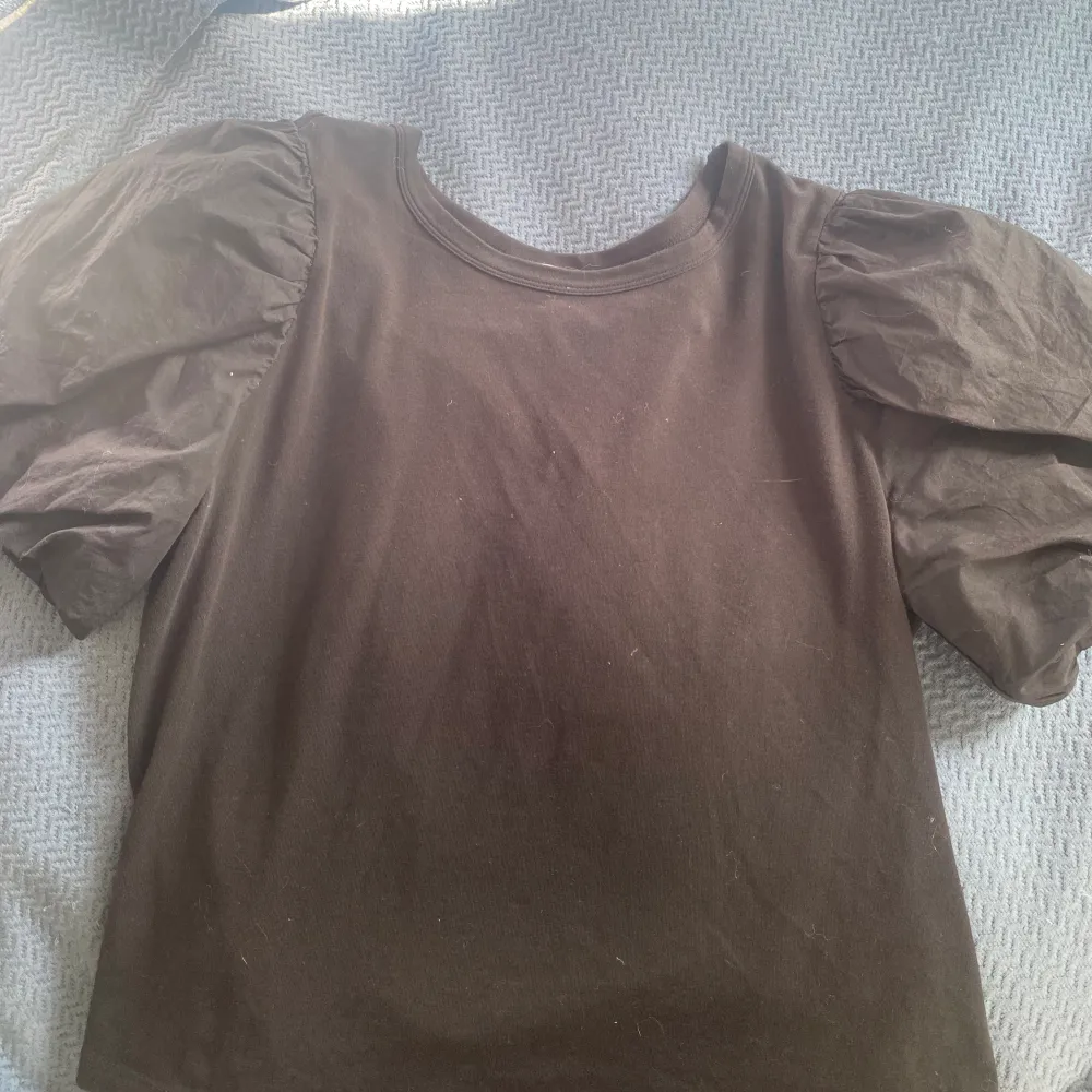 Ganska liten i storleken, tröjan finns ej i H&ms sortiment längre. T-shirts.