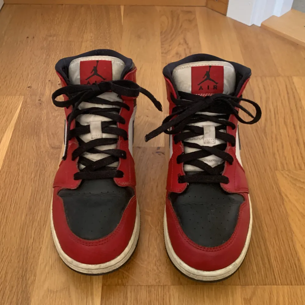 Ett par väl använda Nike Air Jordan 1 Mid skor i storlek 40. De är slitna men inte sönder bortsett från att hälarna är slitna (se bilder). De vita färgerna på skon är även lite missfärgade som skotungan osv.  Kan fixa fler bilder vid intresse . Skor.