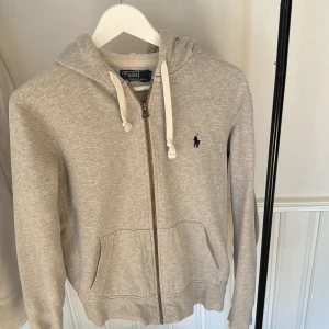 Polo Ralph Lauren zip hoodie - Säljer nu min gråa zip hoodie från Ralph Lauren då den inte passar mig längre. 