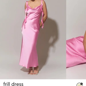 Rosa klänning - Säljer denna snygga rosa långklänningen i satin! Helt slutsåld på hemsidan och i butik. Perfekt för sommaren och bal💕 Storlek 36. Helt oanvänd med prislappen kvar så perfekt skick. Skriv för fler bilder💕 