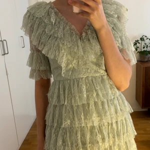 BY MALINA PISTACHO - Världens finaste klänning från By Malina i färgen Pistacho, storlek S 🌟använd en gång så nyskick 