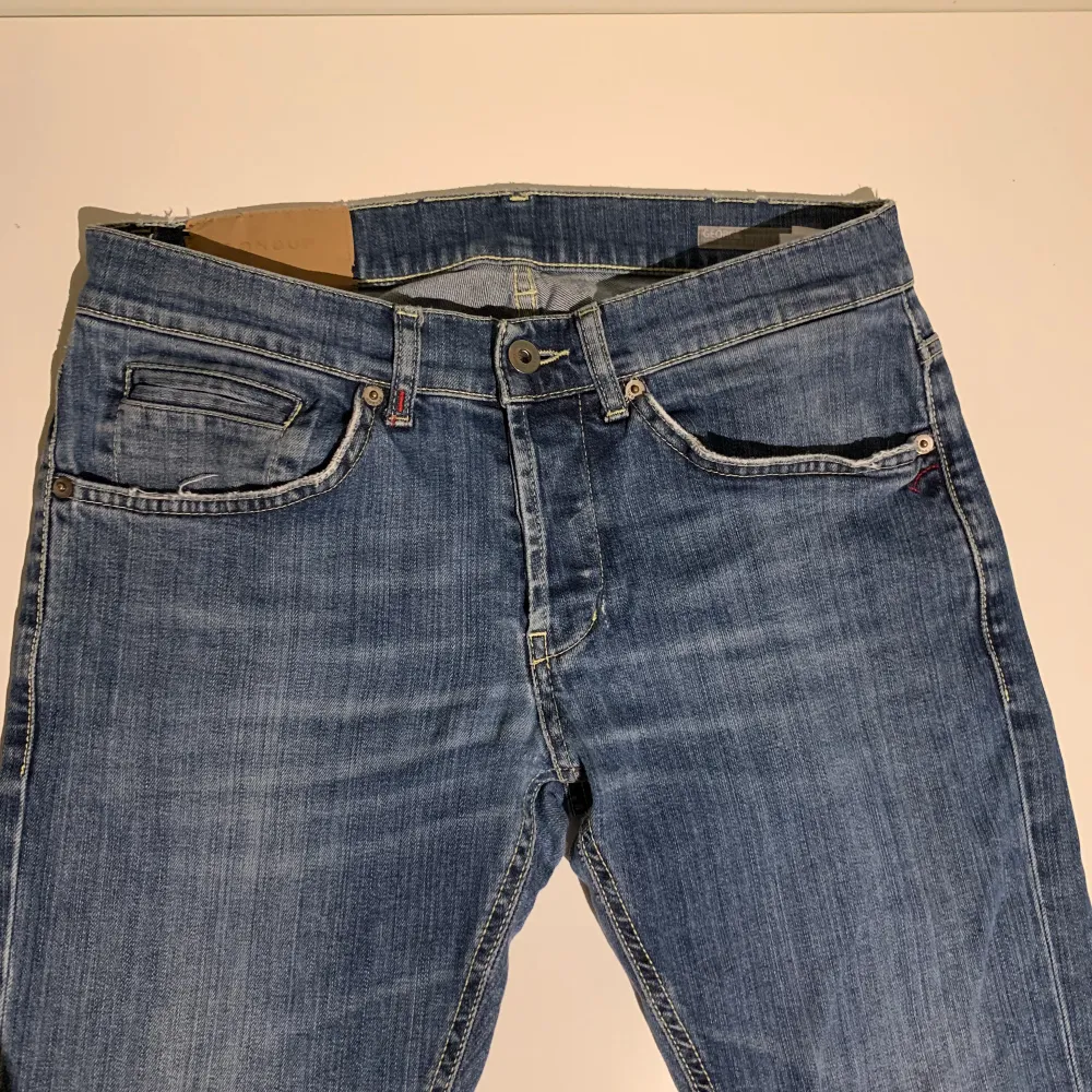 Tjena, säljer mina Dondup Jeans i den trendiga modellen George. Jeansen är sparsamt använda, cond 8/10. Nypris: 3200kr, hör av er vid minsta intresse//Vilmer. Jeans & Byxor.