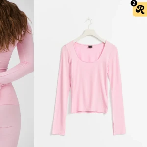 Gina topp - Använd 3-5 gånger, har varken hål eller några defekter och ser ut som en ny💞 Skriv för egna bilder!  Storlek M men passar definitivt s då den är stretchig!