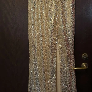 Festklänning  - Oanvänd guld festklänning 