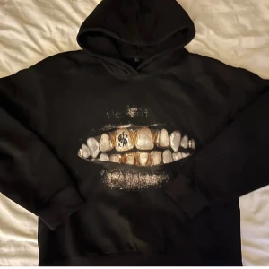 Svart hoodie - Hoodie från Instagram kontot Starburbie i storlek S. Slutsold vara av dem. Säljs för 500kr pris kan diskuteras! Hör av dig vid frågor och funderingar! 