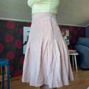 Silkeskjol  - Somrig silkeskjol i ljusrosa/ dimrosa färg. Märket Ann Taylor, vintage. Storlek S (6). Sydda pleated detaljer. Knapp och gömd dragkedja i sidan som stängning. 