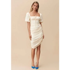 Adoore klänning - Krämvit adoore klänning, helt oanvänd, lappen kvar. I storlek 38, säljer då den är för liten 🩷